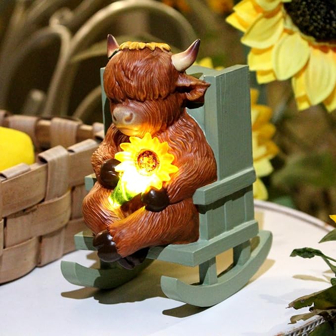 Sheaifun Solar Garden Statues Highland Cow Garden Decor Resin Highland Cow Statue with Light Animal Figurine Outdoor Yard Patio Lawn Decoration Housewarming Gardening Gifts for Women 3.5 * 5 * 6.5 in